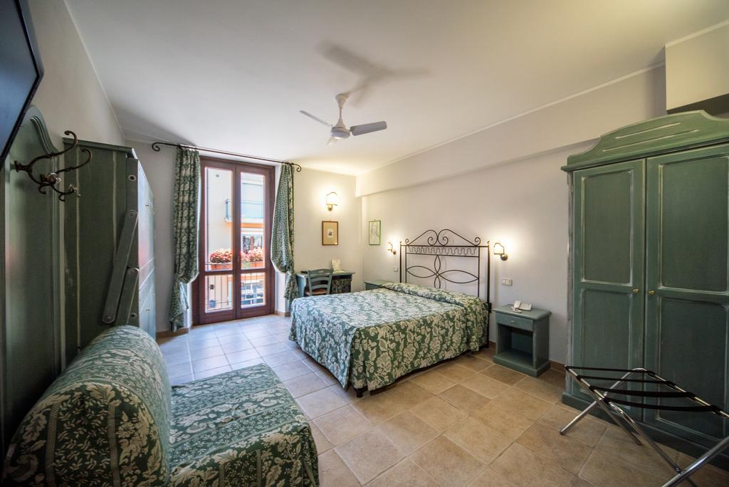 Hotel Il Tiglio (Adults Only) カステル・ディ・サングロ エクステリア 写真